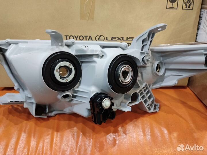Фара правая Toyota Highlander 2 рестайлинг 10-13