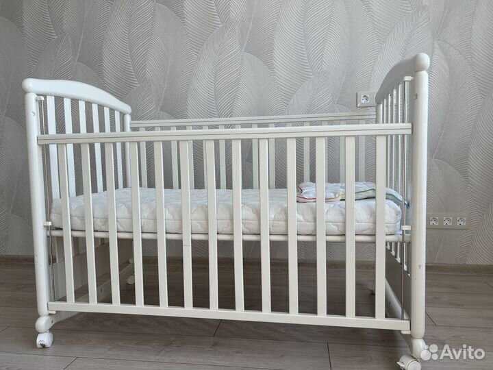 Детская кроватка с маятником + матрас