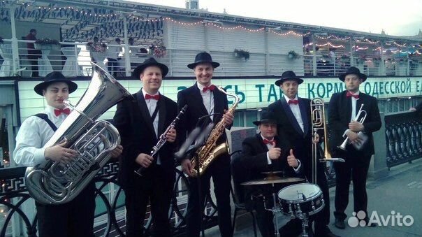 Музыканты на майские праздники. Оркестр. Концерт