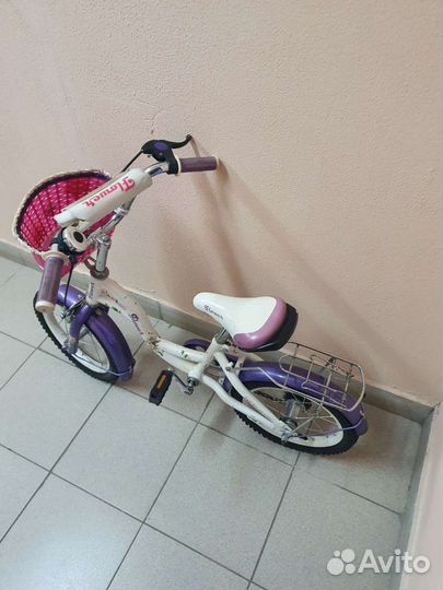 Детский велосипед с дополнительными колесами