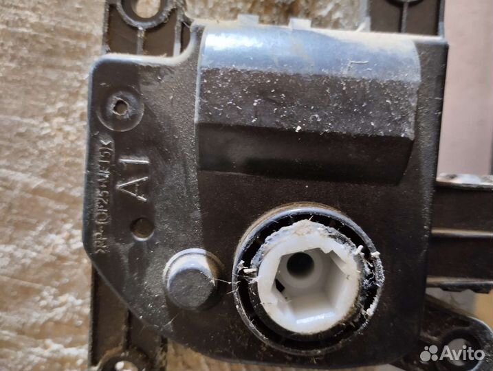 Моторчик привода заслонки печки на УАЗ Патриот