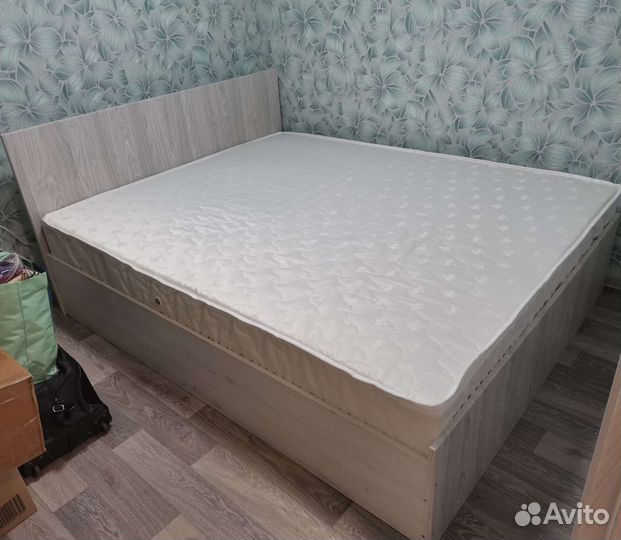 Кровать