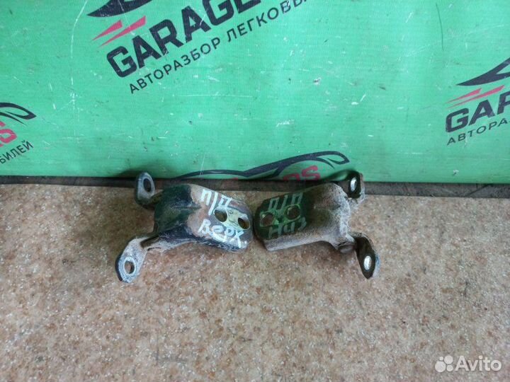 Петля двери передняя правая Nissan Almera Classic