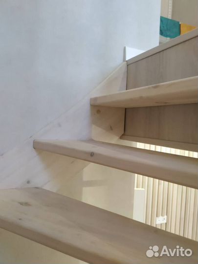 Поворотная лестница на второй этаж