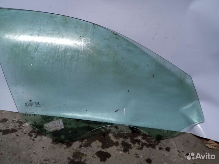 BMW F10 стекло правой передней двери