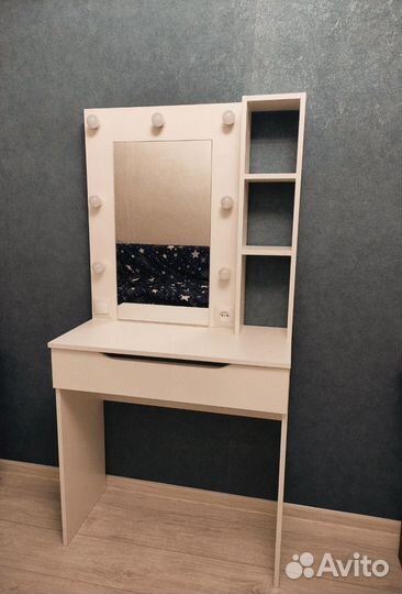Гримерный стол с зеркалом