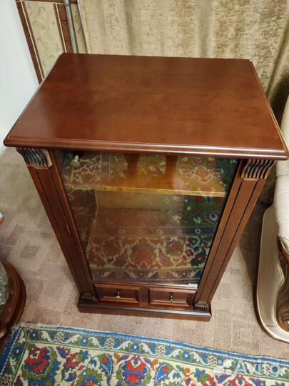 Тумба витринная