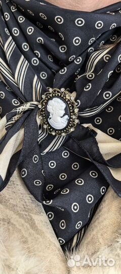 Брошь камея