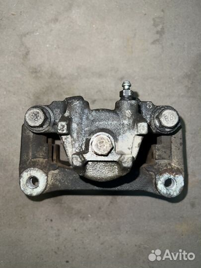 Тормозной суппорт задний левый Паджеро 4