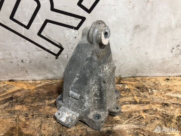 Кронштейн двигателя правый Mercedes-Benz C-Class