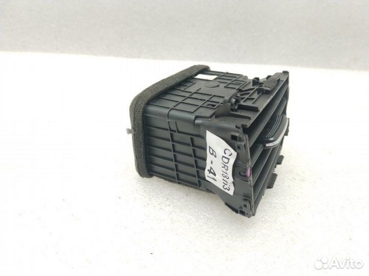 Дефлектор воздушный центральный правый Kia Ceed CD