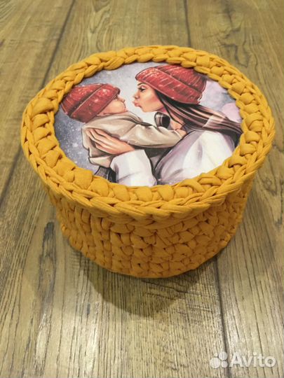 Корзиночка вязаная с крышкой горчичная