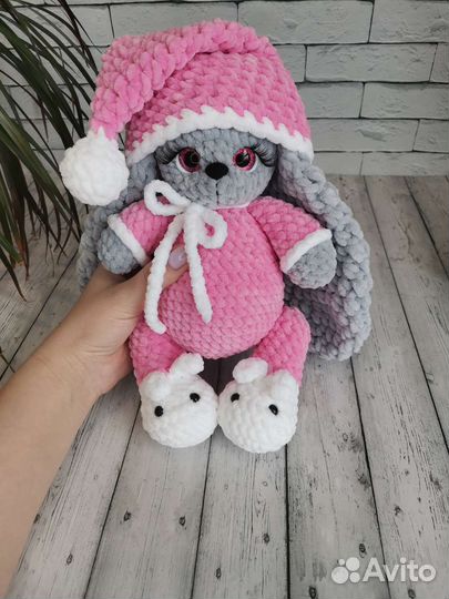 Вязаные плюшевые медведь и заяц. В наличии