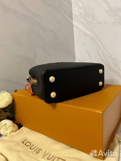 Сумка Louis Vuitton Capucines Mini