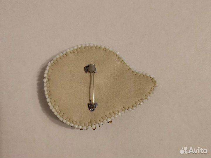 Брошь ручной работы из бисера