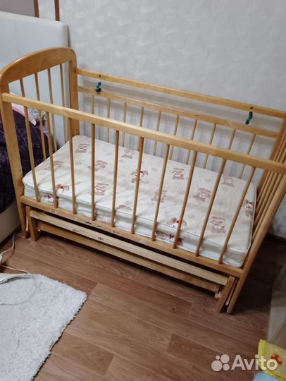 Детская кроватка с маятником