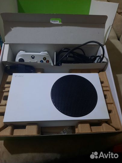 Продам игровую консоль Microsoft Xbox Series S 512