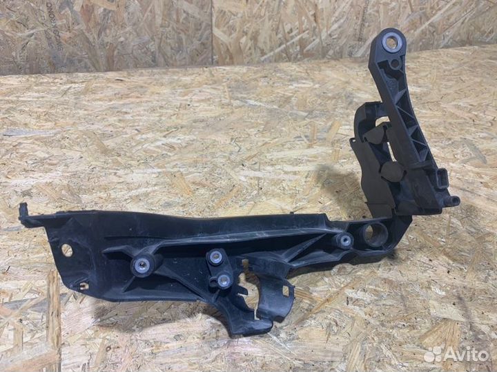 Кронштейн бампера передний левый Audi A4 B8