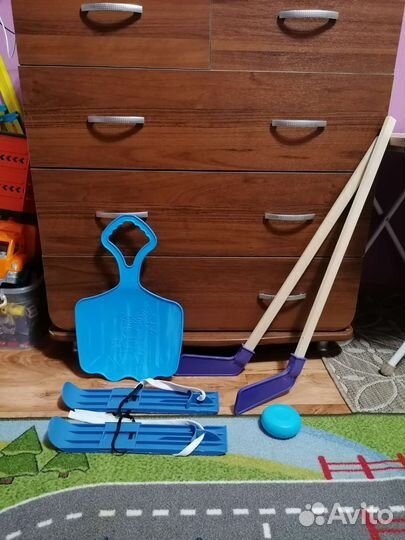 Клюшки, ледянка, лыжи