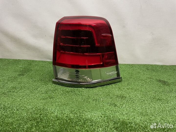 Правый наружный фонарь Toyota Land Cruiser 200 201