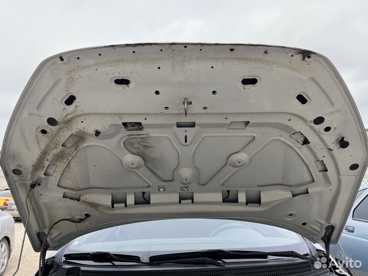 Капот на весту