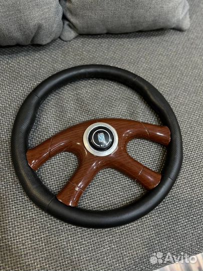 Спортивный руль Nardi с деревянной вставкой