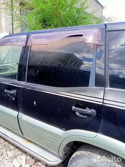 Задняя левая дверь на nissan mistral