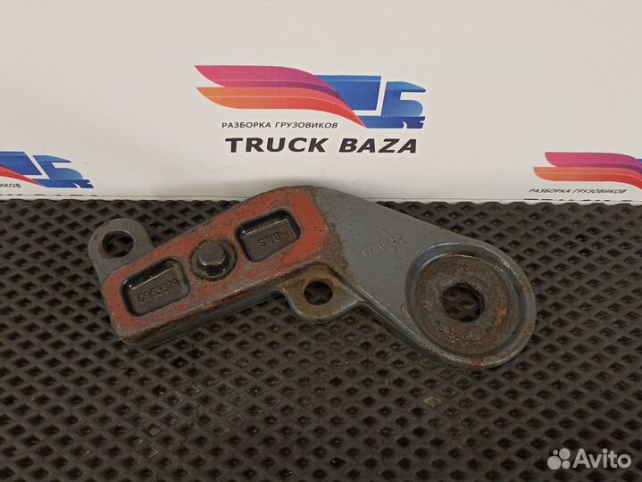 1740951 Кронштейн амортизатора переднего правый