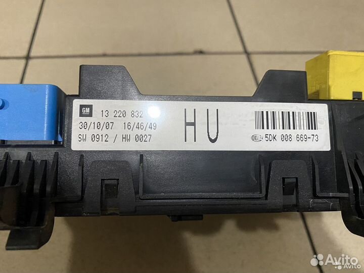 Блок предохронителей в салоне Opel Astra H