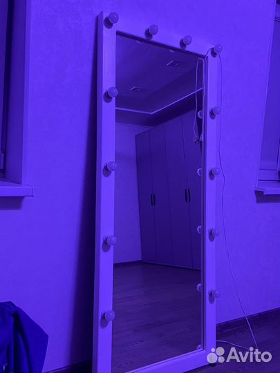 Гримерное зеркало с лампочками