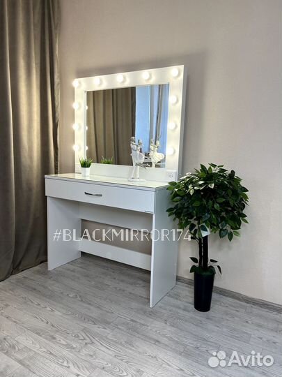 Столик макияжный с освещением белый