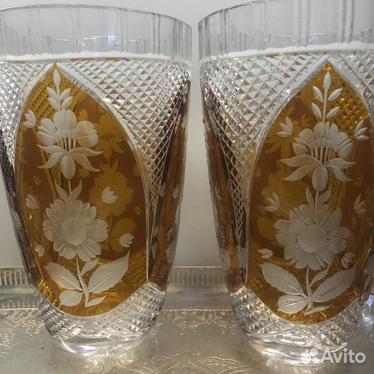 Две хрустальные желтые вазы