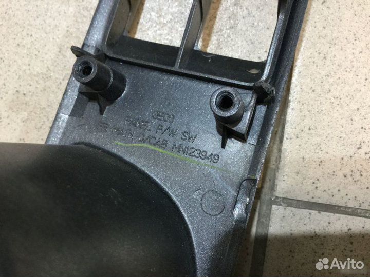 Накладка блока стеклоподъемника Mitsubishi L200 KB