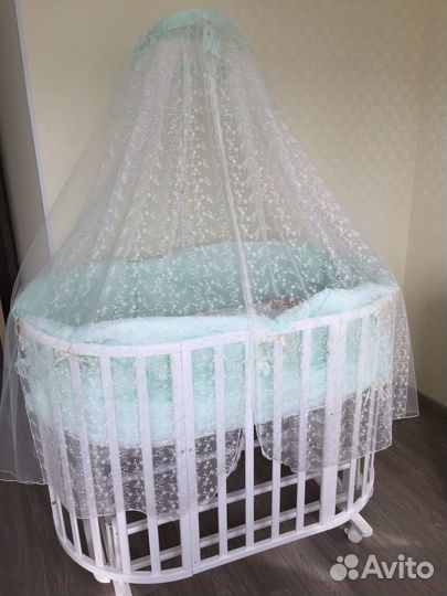 Детская кроватка с маятником