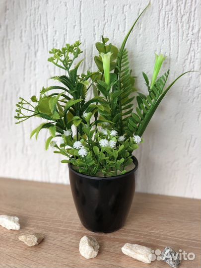 Искусственные цветы в кашпо