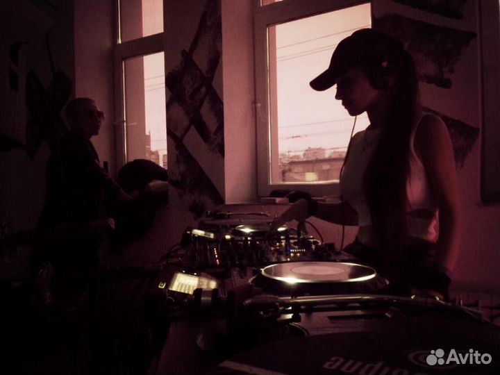 Диджей девушка (DJ) Диджей + Звук, Cвет