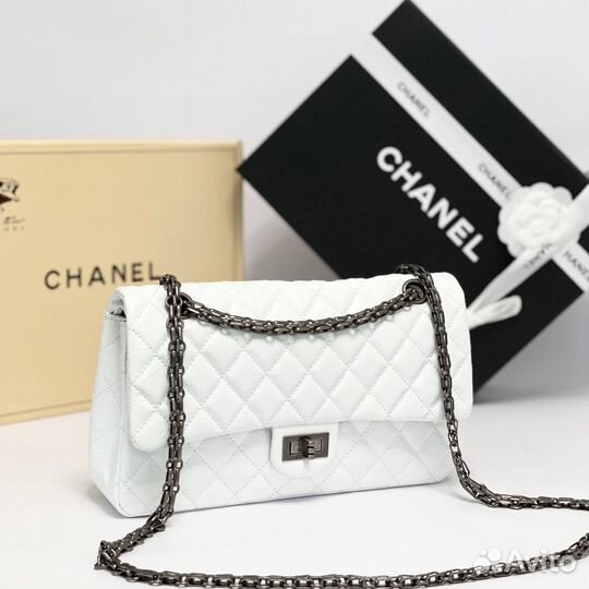 Сумка женская Chanel 2.55 кожаная белая на цепочке