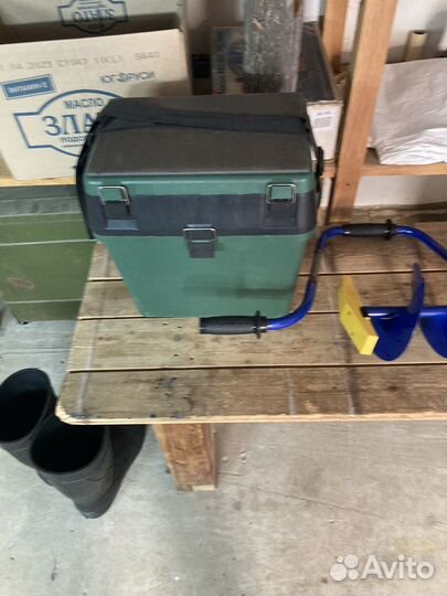 Бур и ящик для зимней рыбалки