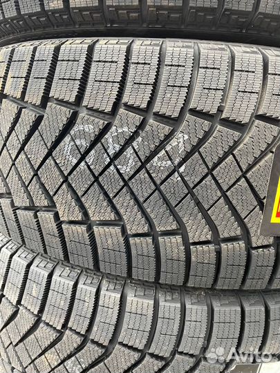 Pirelli Ice Zero FR 245/45 R20