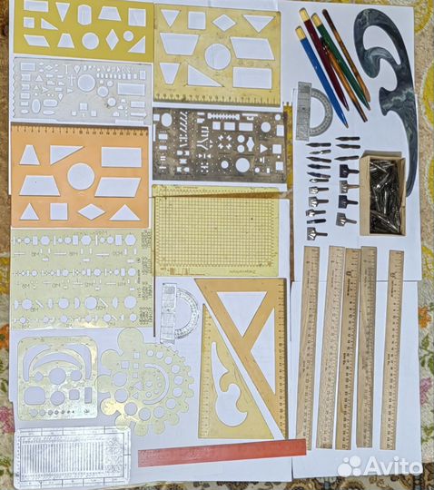 Лекало, трафареты, логарифмические линейки, перья