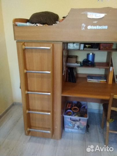 Уголок для школьника (кровать,стол,шкаф)