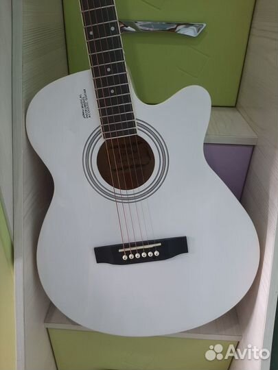 Белая красивая акустическая гитара