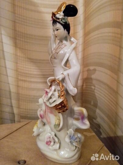 Статуэтка фарфоровая китайская дама, гейша