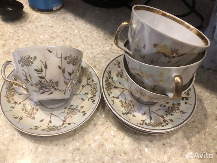 Фарфоровые чашки и блюдца