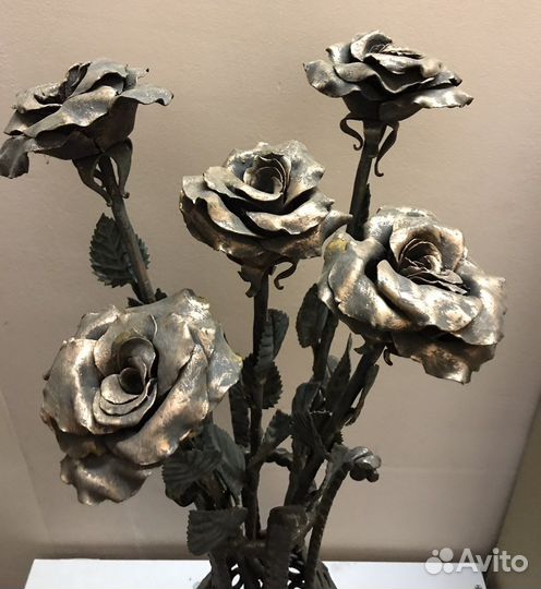 Ковка розы в вазе