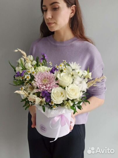 Букет в коробке полевой розы ромашки хризантемы