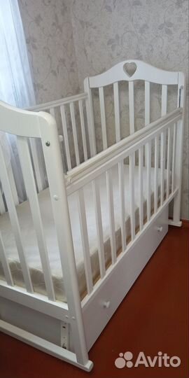Детская кроватка с маятником