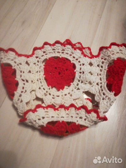 Вышитая салфетка и конфетница