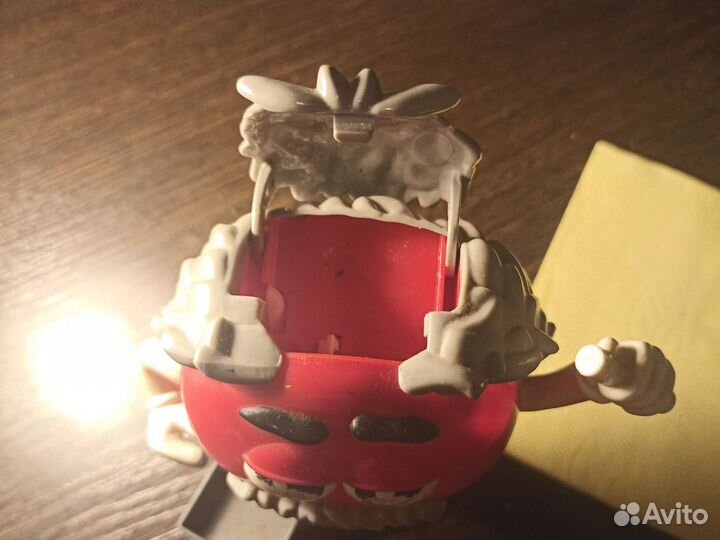 Игрушка m&m которая даёт драже