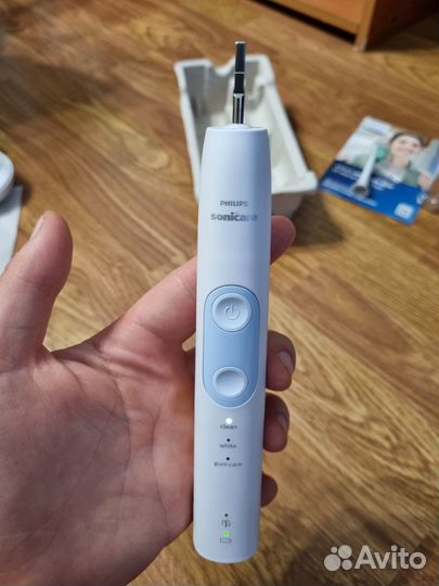 Электрическая зубная щетка Philips Sonicare 5100